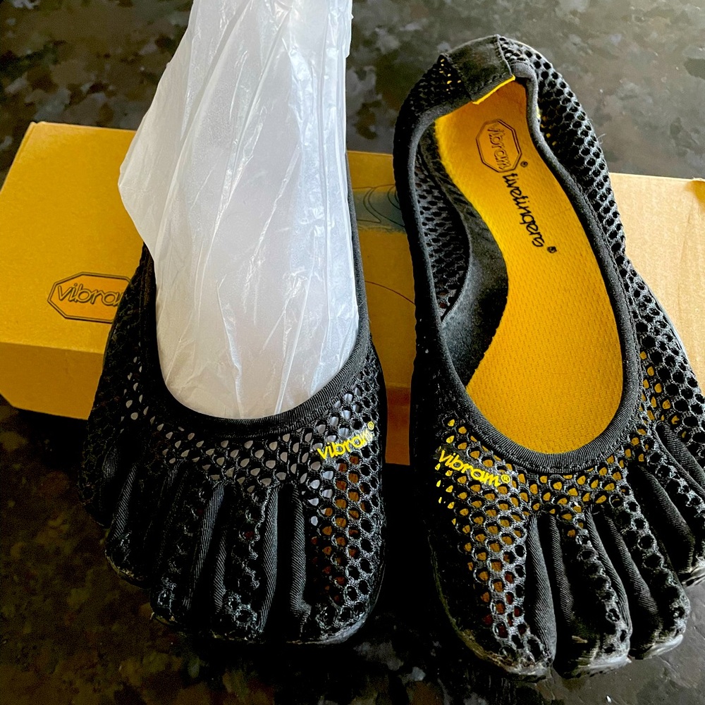 Vibram Fivefingers Size 39 US 8 Black